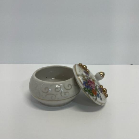 VINTAGE PORCELAIN TRINKET BOX GOLD TRIM
ROSE floral PATTERN decor accent piece - Picture 10 of 15